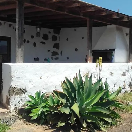 House With One Bedroom In With Wonderful Mountain View And Wifi 12 Km From The Beach La Oliva