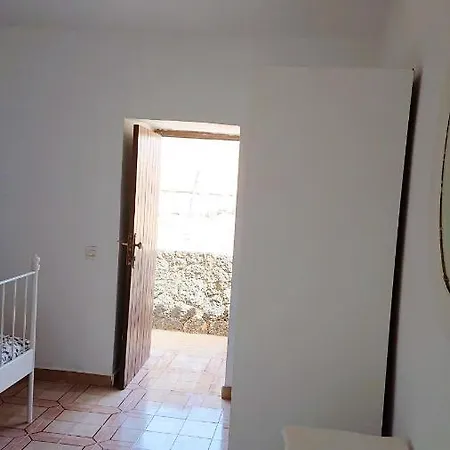 House With One Bedroom In With Wonderful Mountain View And Wifi 12 Km From The Beach Hébergement de vacances *